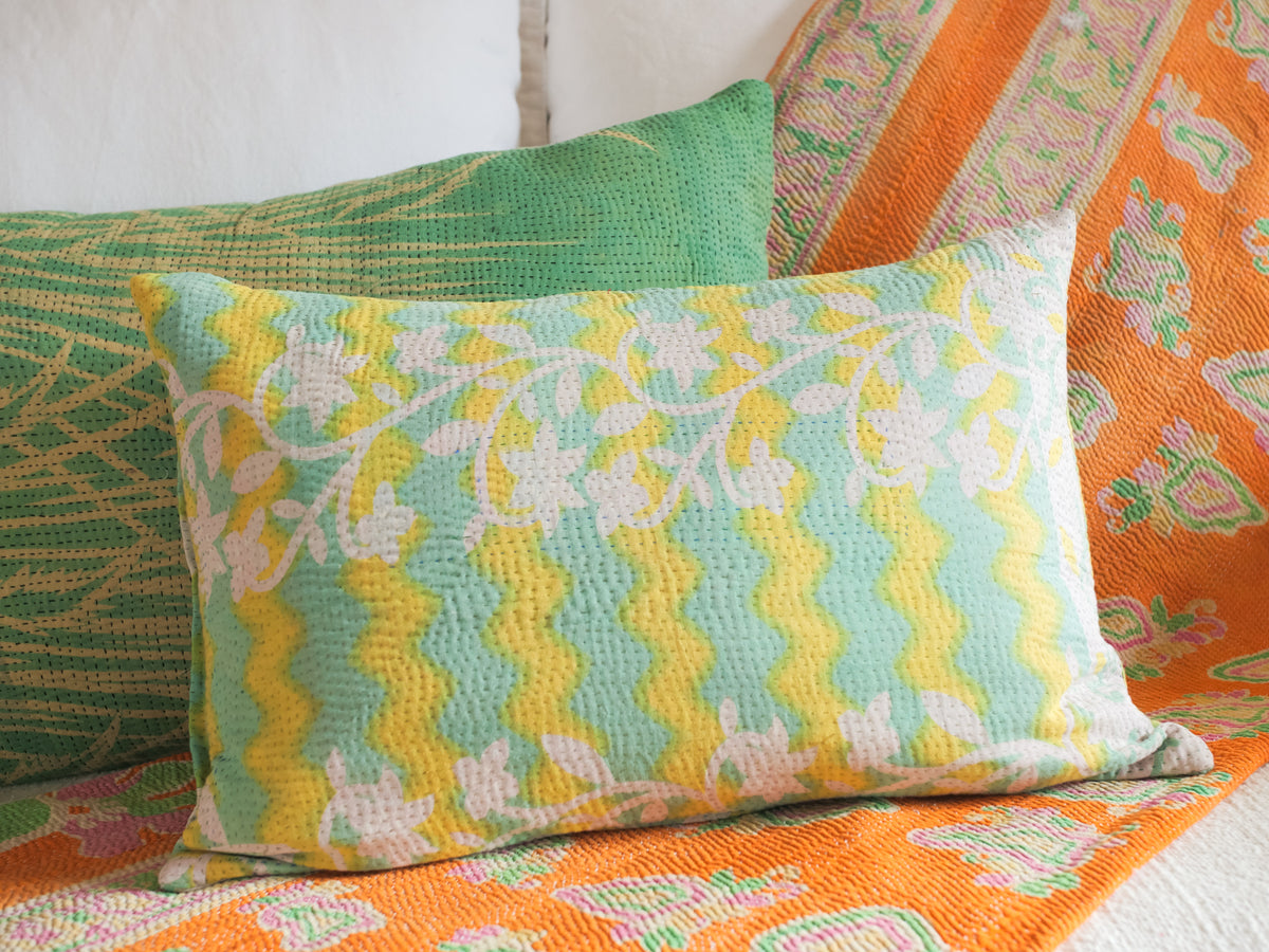 Housse de coussin kantha en saris recyclées